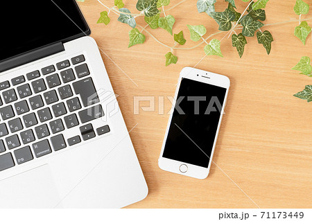 ノートPCとスマホ_3 ノートPCとスマホ_3 71173449