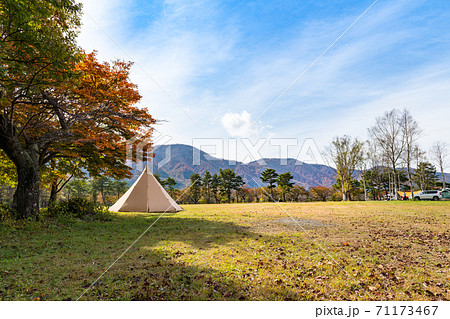紅葉の高原のキャンプ場 紅葉の高原のキャンプ場 71173467