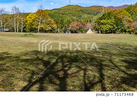 紅葉の高原のキャンプ場 71173468