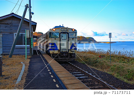 日本海と五能線驫木駅 ホームに入る列車 日本海と五能線驫木駅 ホームに入る列車 71173711