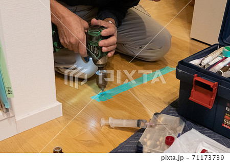 　フローリングの床鳴り 補修作業 71173739