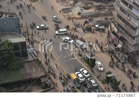 バングラデシュ　ダッカの発展途上の街並み　道路を走るサイクルリキシャや自動車　交通量の多い交差点 71173867