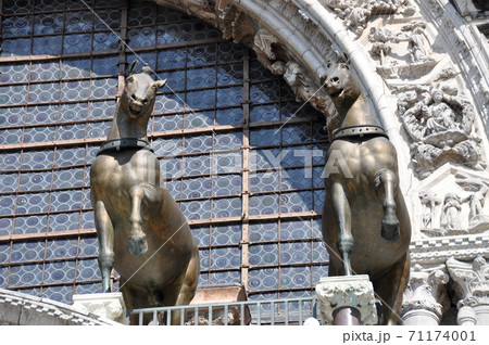 ベネチア 世界遺産サン・マルコ寺院ファッサードの青銅の馬 71174001