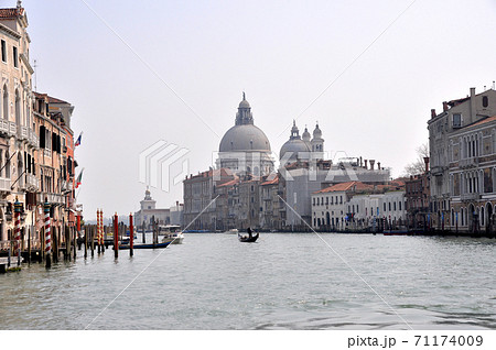 ヴェニス　早朝の大運河　カナル・グランデの風景 71174009