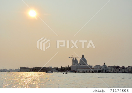 ヴェニス 太陽とジュデッカ運河とサンタ・マリア・デッラ・サルーテ教会 ヴェニス 太陽とジュデッカ運河とサンタ・マリア・デッラ・サルーテ教会 71174308