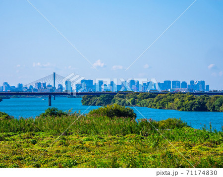 淀川と大阪の高層ビル群 71174830