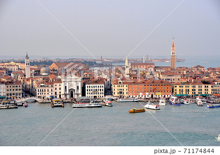 ベネチア サン・ジョルジョ・マッジョーレ教会の鐘楼からベネチアの対岸を見晴らす ベネチア サン・ジョルジョ・マッジョーレ教会の鐘楼からベネチアの対岸を見晴らす 71174844