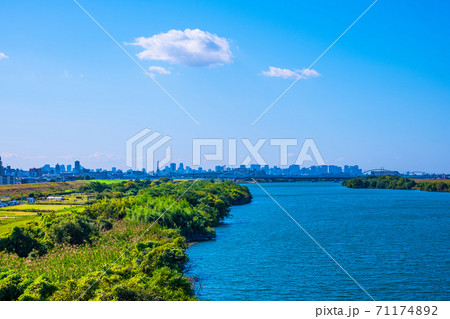 淀川と河川敷と高層ビル群 71174892