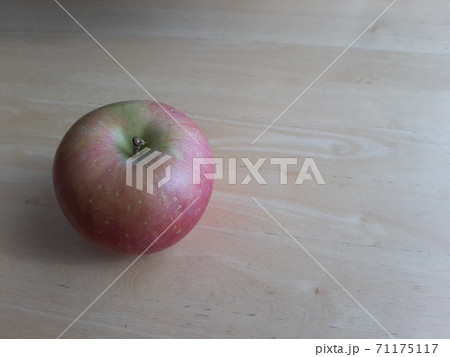 テーブルの上のリンゴ1つ 71175117