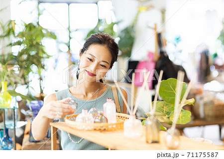 買い物をする女性 買い物をする女性 71175587