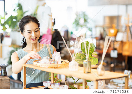買い物をする女性 買い物をする女性 71175588