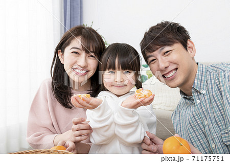 みかんを持った女の子 若い家族 イメージ みかんを持った女の子 若い家族 イメージ 71175751