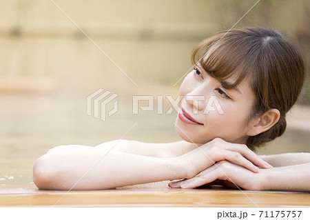 のんびり露天風呂に入る若い女性 のんびり露天風呂に入る若い女性 71175757