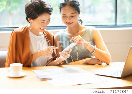 スマホで検索する女性 スマホで検索する女性 71176344