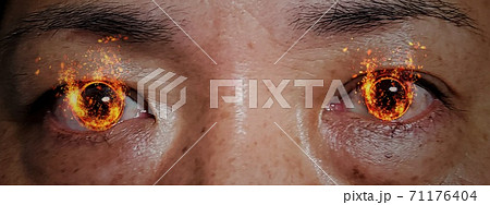 燃える炎の瞳のクローズアップのイラスト素材