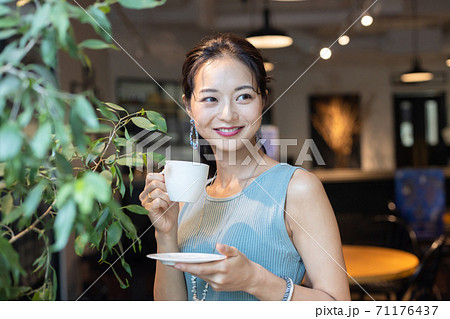コーヒーを飲む女性の写真素材