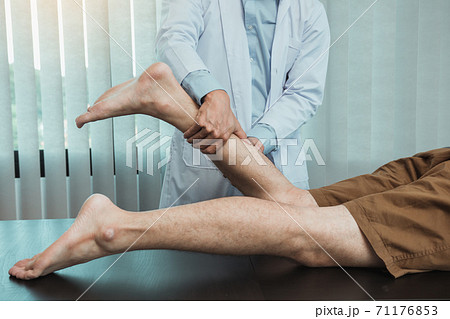 Physical therapists use their hands to check the calf muscles. 71176853