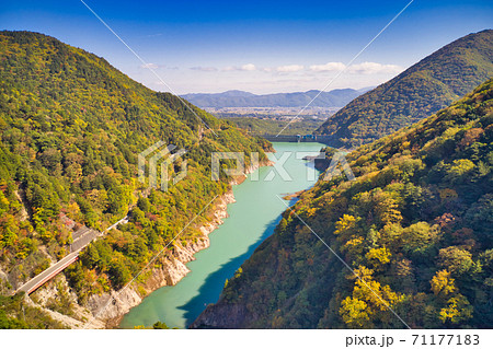 高瀬渓谷龍神湖の雄大な眺めと美しい紅葉 長野県大町市(ドローンによる空撮) 高瀬渓谷龍神湖の雄大な眺めと美しい紅葉 長野県大町市(ドローンによる空撮) 71177183