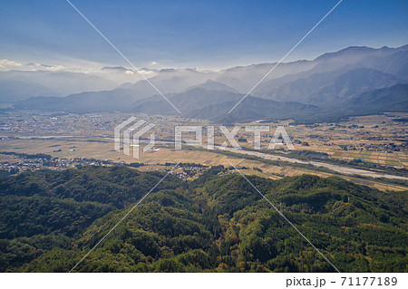 大峰高原からの北アルプスの壮大な眺め 長野県池田町(ドローンによる空撮) 大峰高原からの北アルプスの壮大な眺め 長野県池田町(ドローンによる空撮) 71177189