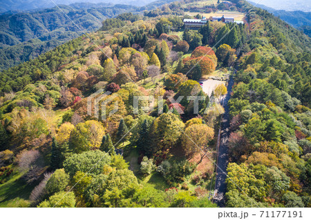 大峰高原の美しい紅葉 長野県池田町(ドローンによる空撮) 大峰高原の美しい紅葉 長野県池田町(ドローンによる空撮) 71177191