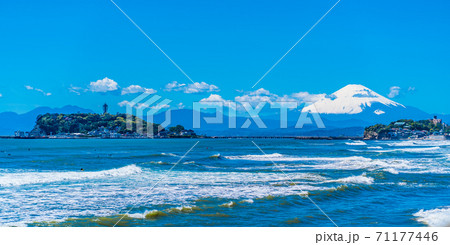 七里ヶ浜から見た江ノ島と富士山と湘南の海の写真素材