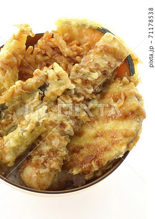海老やかぼちゃやサツマイモなどたくさんの具材が乗った天丼を白背景で撮影(俯瞰) 海老やかぼちゃやサツマイモなどたくさんの具材が乗った天丼を白背景で撮影(俯瞰) 71178538