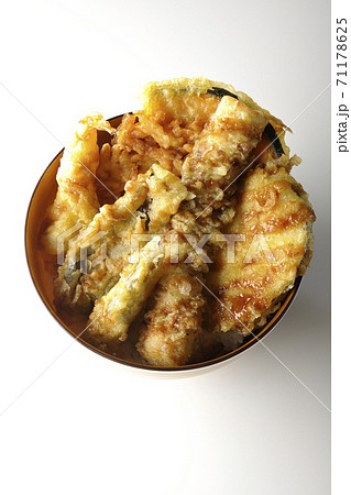 海老やかぼちゃやサツマイモなどたくさんの具材が乗った天丼を白背景で撮影(俯瞰) 海老やかぼちゃやサツマイモなどたくさんの具材が乗った天丼を白背景で撮影(俯瞰) 71178625