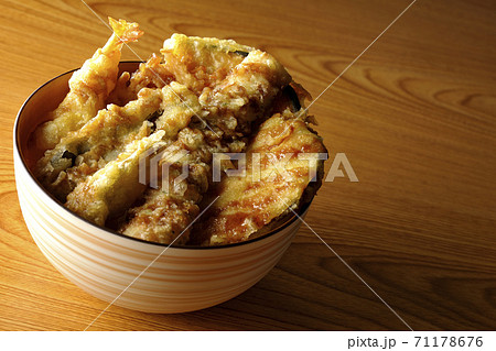 海老やかぼちゃやサツマイモなどたくさんの具材が乗った天丼 海老やかぼちゃやサツマイモなどたくさんの具材が乗った天丼 71178676