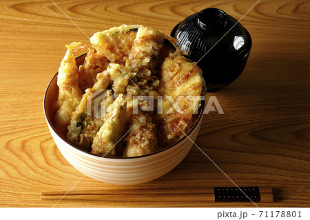 海老やかぼちゃやサツマイモなどたくさんの具材が乗った天丼とお味噌汁のセット 71178801