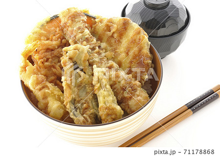 海老やかぼちゃやサツマイモなどたくさんの具材が乗った天丼とお味噌汁のセット(白背景) 海老やかぼちゃやサツマイモなどたくさんの具材が乗った天丼とお味噌汁のセット(白背景) 71178868