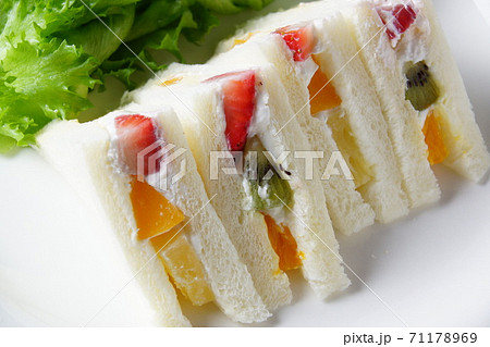 フルーツサンドイッチ 71178969