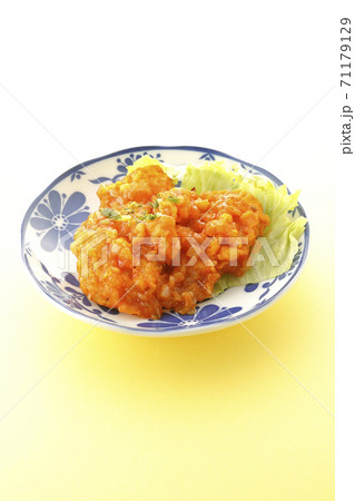 エビのチリソース煮を単品でシンプルに撮影 エビのチリソース煮を単品でシンプルに撮影 71179129