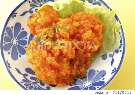 エビのチリソース煮を単品でシンプルに撮影（俯瞰） 71179215