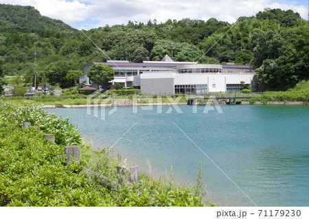 池の側に佇む筆の里工房の景色 71179230