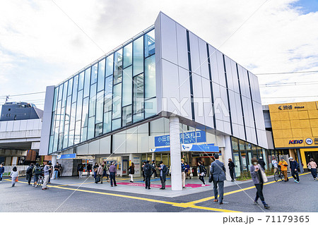 【東京都】スタイリッシュな外観の下北沢駅 71179365