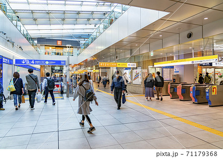 【東京都】人通りの激しい下北沢駅の構内 71179368