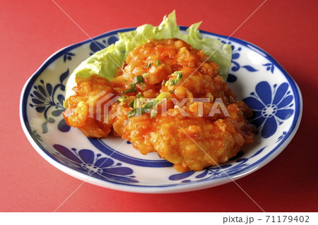 エビのチリソース煮を赤い背景でシンプルに撮影 エビのチリソース煮を赤い背景でシンプルに撮影 71179402