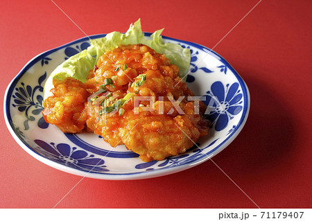 エビのチリソース煮を赤い背景でシンプルに撮影 エビのチリソース煮を赤い背景でシンプルに撮影 71179407