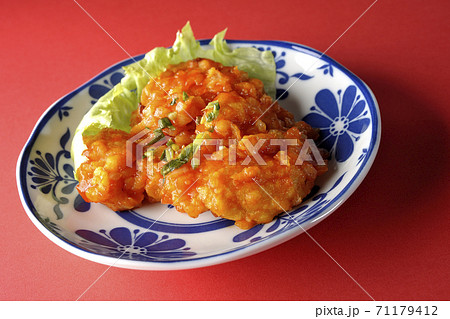 エビのチリソース煮を赤い背景でシンプルに撮影 エビのチリソース煮を赤い背景でシンプルに撮影 71179412