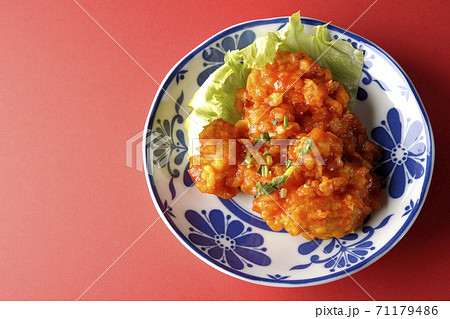 エビのチリソース煮を赤い背景でシンプルに撮影（俯瞰） 71179486