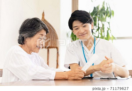 病院薬剤士と車椅子のシニア女性 病院薬剤士と車椅子のシニア女性 71179627