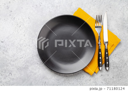 Black empty plate, fork, knife and napkin 71180124