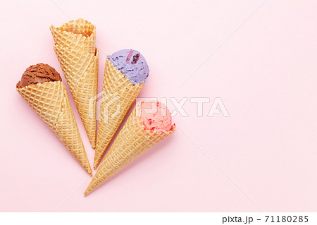 Berry, vanilla and chocolate ice cream sundae Berry, vanilla and chocolate ice cream sundae 71180285