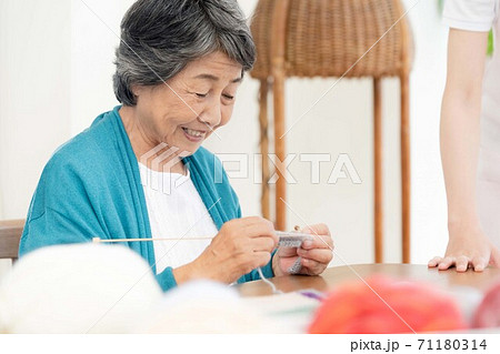 デイケアで編み物をするシニア 71180314