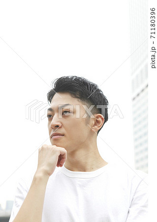 頬杖をつく若い男性ライフスタイルイメージの写真素材