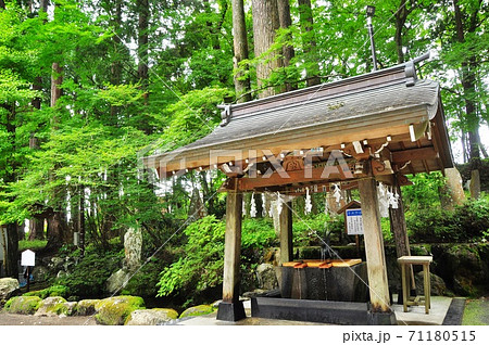 富士山東口本宮・須走口登山道　冨士浅間神社境内の手水舎 71180515