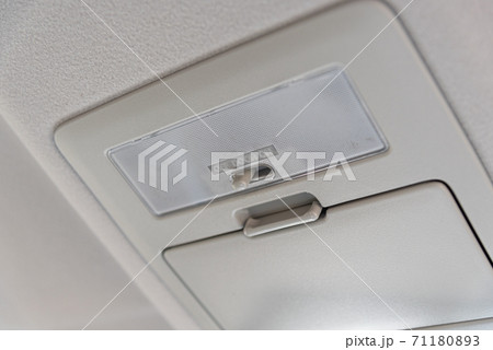 車のルームランプ 71180893