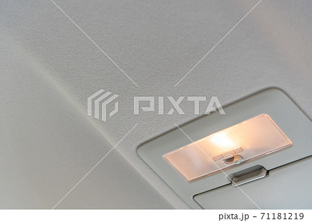 車内のルームランプ 71181219