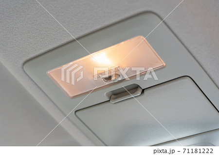 車内のルームランプ 71181222