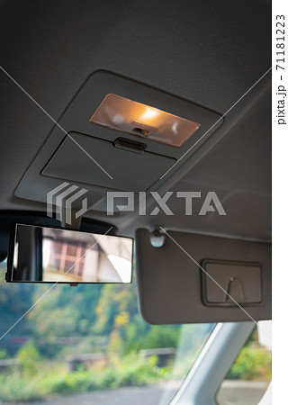 車内のルームランプ 71181223